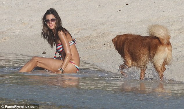 Alessandra Ambrosio xộc xệch diện bkini ảnh 14 Alessandra Ambrosio xộc xệch diện bkini ảnh 14