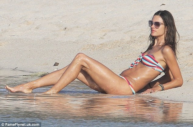 Alessandra Ambrosio xộc xệch diện bkini ảnh 12 Alessandra Ambrosio xộc xệch diện bkini ảnh 12