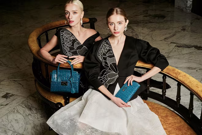 Bộ sưu tập “Ánh sáng Viễn Đông” sử dụng những chất liệu đặc biệt như da trăn Nam Mỹ, da bò dập vân cá sấu được nhập khẩu từ Italy Bộ sưu tập “Ánh sáng Viễn Đông” sử dụng những chất liệu đặc biệt như da trăn Nam Mỹ, da bò dập vân cá sấu được nhập khẩu từ Italy