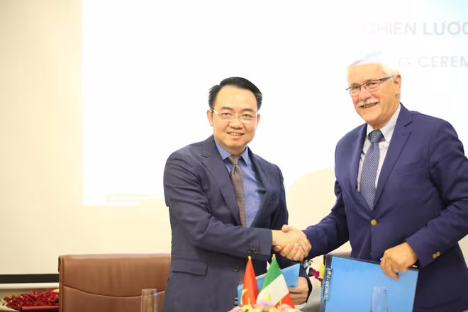 Chủ tịch Tập đoàn Giovanni Nguyễn Trọng Phi ký kết hợp tác với nhà thiết kế người Italy Francesco Turchi Chủ tịch Tập đoàn Giovanni Nguyễn Trọng Phi ký kết hợp tác với nhà thiết kế người Italy Francesco Turchi