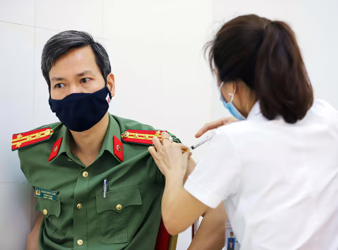 Công tác tiêm chủng thể hiện sự quan tâm của lãnh đạo Bộ Công an đối với đội ngũ cán bộ, chiến sĩ, nhất là những cán bộ chiến sĩ công tác tại các đơn vị dễ tiếp xúc với nguy cơ Covid-19