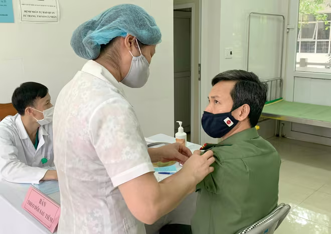 Sau khi khám sàng lọc, tất cả các trường hợp đủ điều kiện sẽ được hướng dẫn sang khu vực tiêm vaccine