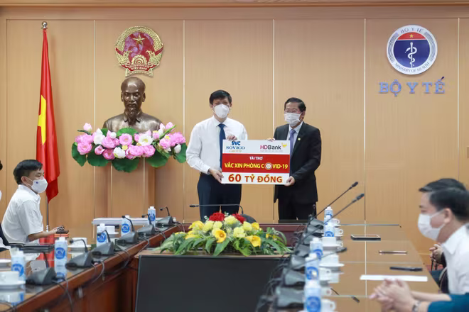 Bộ trưởng Bộ Y tế Nguyễn Thanh Long tiếp nhận nguồn kinh phí 60 tỷ đồng từ ông Phạm Quốc Thanh - Tổng Giám đốc HDBank
