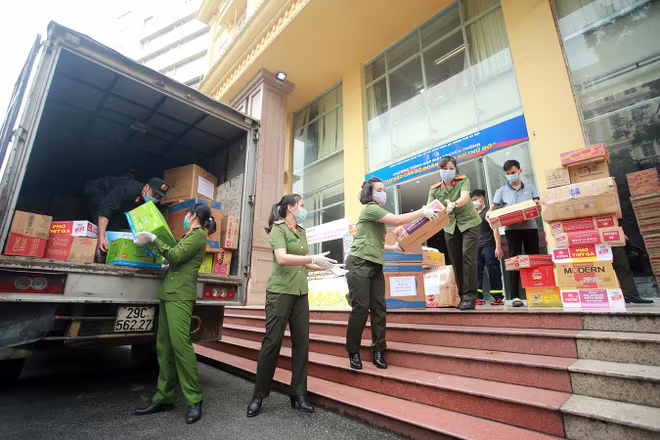 Những nhu yếu phẩm được các nữ cán bộ, chiến sĩ chuyền tay nhau xếp lên xe Những nhu yếu phẩm được các nữ cán bộ, chiến sĩ chuyền tay nhau xếp lên xe