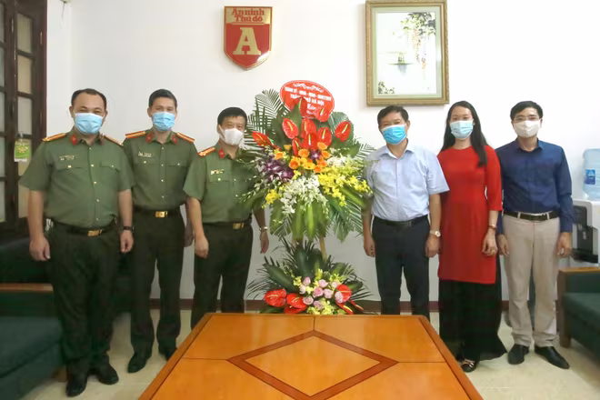 Đồng chí Phạm Thanh Học cùng đoàn Ban Tuyên giáo Thành ủy Hà Nội chúc mừng Ban Biên tập An ninh Thủ đô nhân kỷ niệm Ngày Báo chí Cách mạng Việt Nam