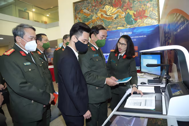 Trung tướng Trần Quốc Tỏ, Thứ trưởng Bộ Công an thăm quan trưng bày tại triển lãm