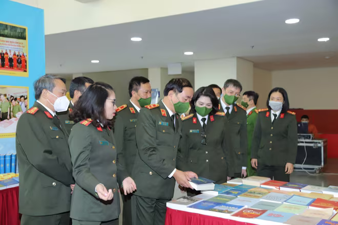 Trung tướng Trần Quốc Tỏ, Thứ trưởng Bộ Công an cùng các đại biểu tại triển lãm