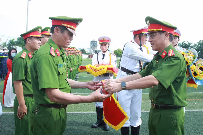 Đại tá Trần Ngọc Dương – Phó Giám đốc CATP Hà Nội tặng cờ lưu niệm cho các đơn vị tham dự hội thi Đại tá Trần Ngọc Dương – Phó Giám đốc CATP Hà Nội tặng cờ lưu niệm cho các đơn vị tham dự hội thi
