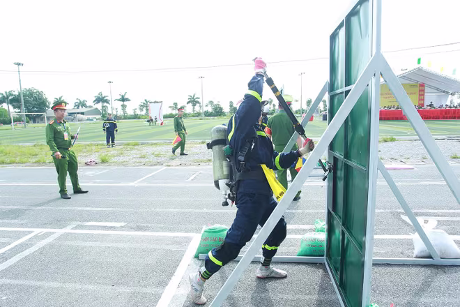 Các phần thi diễn ra hết sức gay cấn giữa các đội thi Các phần thi diễn ra hết sức gay cấn giữa các đội thi