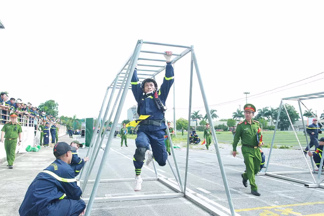 Dưới thời tiết nắng nóng nhưng các chiến sĩ lực lượng PCCC & CNCH luôn nỗ lực vượt qua thử thách Dưới thời tiết nắng nóng nhưng các chiến sĩ lực lượng PCCC & CNCH luôn nỗ lực vượt qua thử thách