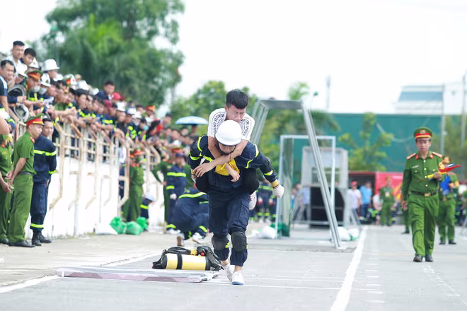 Chỉ trong thời gian ngắn, nạn nhân trong tình huống giả định được chiến sĩ đưa ra khỏi khu vực nguy hiểm Chỉ trong thời gian ngắn, nạn nhân trong tình huống giả định được chiến sĩ đưa ra khỏi khu vực nguy hiểm