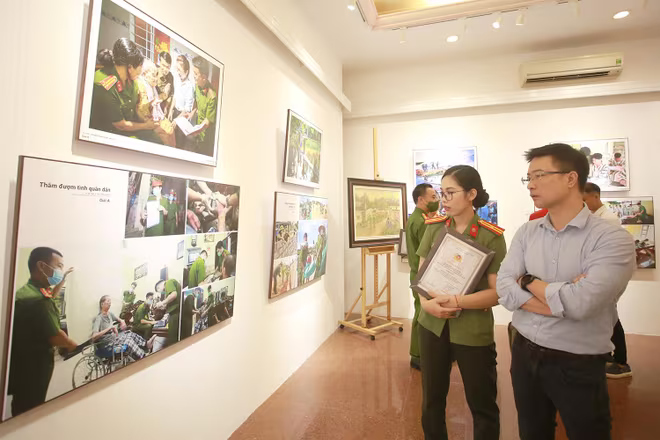 Nhiều tác phẩm ảnh bộ ghi nhận những vất vả, hy sinh thầm lặng của người chiến sĩ Cảnh sát nhân dân (Trong ảnh: Tác phẩm "Thắm đượm tình quân dân" đoạt giải A của tác giải Trịnh Thị Ngọc Quỳnh, CATP Hà Nội) Nhiều tác phẩm ảnh bộ ghi nhận những vất vả, hy sinh thầm lặng của người chiến sĩ Cảnh sát nhân dân (Trong ảnh: Tác phẩm "Thắm đượm tình quân dân" đoạt giải A của tác giải Trịnh Thị Ngọc Quỳnh, CATP Hà Nội)