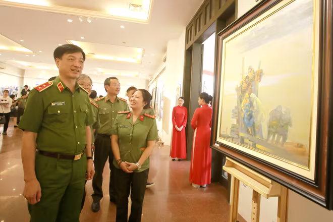 Trung tướng Nguyễn Duy Ngọc, Thứ trưởng Bộ Công an tham quan những tác phẩm trưng bày Trung tướng Nguyễn Duy Ngọc, Thứ trưởng Bộ Công an tham quan những tác phẩm trưng bày