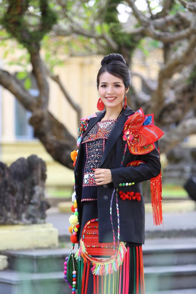 Ân Thúy Nga giành giải thưởng Người đẹp Ảnh của cuộc thi Hoa hậu Doanh nhân Đông Nam Á 2023 Ân Thúy Nga giành giải thưởng Người đẹp Ảnh của cuộc thi Hoa hậu Doanh nhân Đông Nam Á 2023