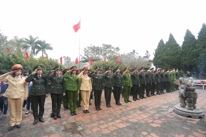 Đoàn công tác dâng hương tại Đền thờ Bà Hoàng Thị Loan - Thân mẫu Chủ tịch Hồ Chí Minh Đoàn công tác dâng hương tại Đền thờ Bà Hoàng Thị Loan - Thân mẫu Chủ tịch Hồ Chí Minh