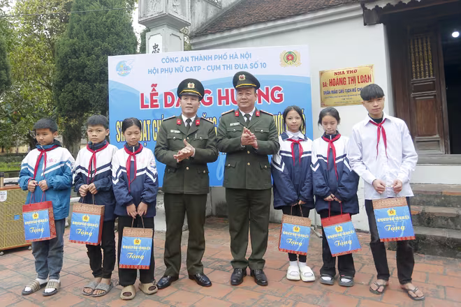 Đoàn công tác tặng quà học sinh có hoàn cảnh khó khăn của trường Trung học và Tiểu học xã Hồng Tiến, huyện Khoái Châu Đoàn công tác tặng quà học sinh có hoàn cảnh khó khăn của trường Trung học và Tiểu học xã Hồng Tiến, huyện Khoái Châu