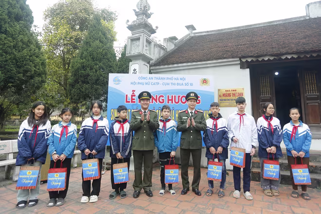 Đoàn công tác tặng quà học sinh có hoàn cảnh khó khăn của trường Trung học và Tiểu học xã Hồng Tiến, huyện Khoái Châu Đoàn công tác tặng quà học sinh có hoàn cảnh khó khăn của trường Trung học và Tiểu học xã Hồng Tiến, huyện Khoái Châu
