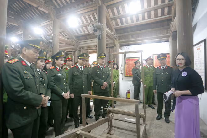 Các cán bộ, chiến sĩ xúc động khi nghe thuyết minh viên giới thiệu về chiếc khung cửi mà bà Hoàng Thị Loan đã dệt vải được chế tác theo nguyên mẫu chiếc khung cửi đang trưng bày ở huyện Nam Đàn (Nghệ An) Các cán bộ, chiến sĩ xúc động khi nghe thuyết minh viên giới thiệu về chiếc khung cửi mà bà Hoàng Thị Loan đã dệt vải được chế tác theo nguyên mẫu chiếc khung cửi đang trưng bày ở huyện Nam Đàn (Nghệ An)