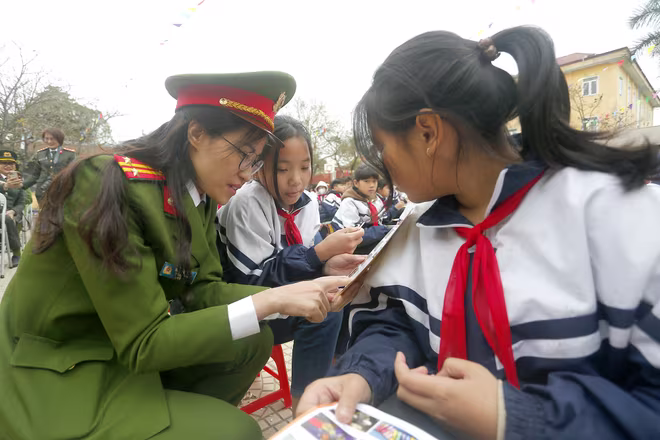 Tại trường THCS Việt Hòa, huyện Khoái Châu, các cán bộ, chiến sĩ thuộc Cụm thi đua số 10 CATP Hà Nội cũng tổ chức tuyên truyền pháp luật về an toàn giao thông, phòng chống tai nạn thương tích, an toàn PCCC và phòng chống tệ nạn trong học đường Tại trường THCS Việt Hòa, huyện Khoái Châu, các cán bộ, chiến sĩ thuộc Cụm thi đua số 10 CATP Hà Nội cũng tổ chức tuyên truyền pháp luật về an toàn giao thông, phòng chống tai nạn thương tích, an toàn PCCC và phòng chống tệ nạn trong học đường