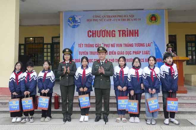 Tặng quà cho học sinh có hoàn cảnh khó khăn tại trường THCS Việt Hòa, huyện Khoái Châu Tặng quà cho học sinh có hoàn cảnh khó khăn tại trường THCS Việt Hòa, huyện Khoái Châu