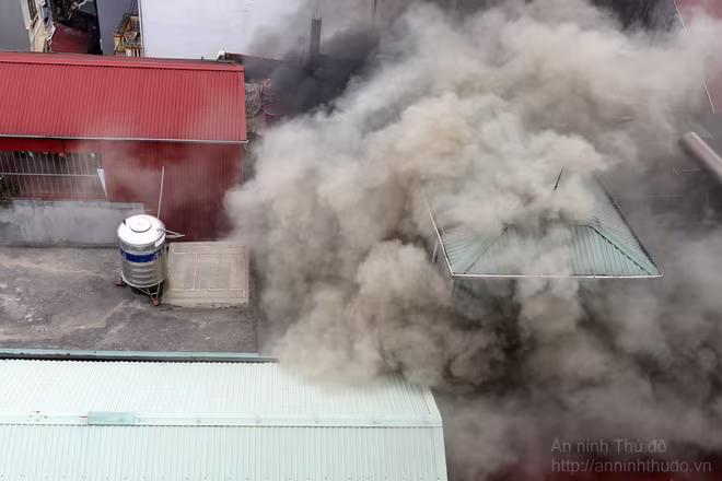 Khói bốc lên mù mịt ở căn nhà 4 tầng Khói bốc lên mù mịt ở căn nhà 4 tầng