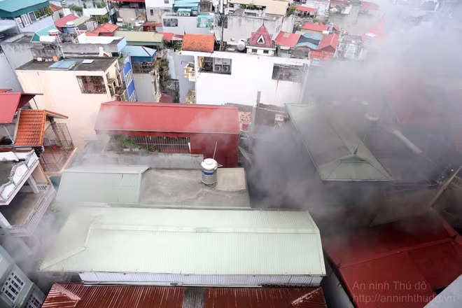 Khói dữ dội bốc ra từ các tầng của căn nhà tại ngõ 211 Khương Trung Khói dữ dội bốc ra từ các tầng của căn nhà tại ngõ 211 Khương Trung