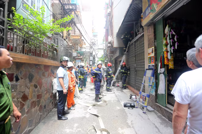 Cảnh sát PCCC&CNCH phải dùng thang tiếng cận từ ô trống phía trên Cảnh sát PCCC&CNCH phải dùng thang tiếng cận từ ô trống phía trên