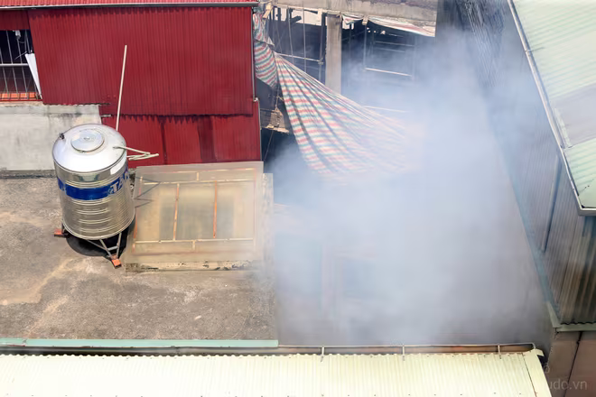 Ngay bên cạnh là một can nhà đang xây dựng Ngay bên cạnh là một can nhà đang xây dựng