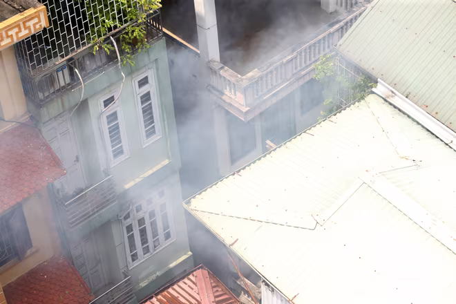 Khói bốc ra cả hiên trước ngôi nhà Khói bốc ra cả hiên trước ngôi nhà