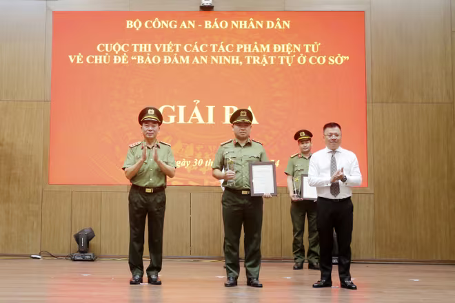 Thượng tướng Trần Quốc Tỏ, cùng Tổng Biên tập Báo Nhân dân Lê Quốc Minh trao giải Ba. Thay mặt nhóm tác giả Chuyên đề An ninh Thủ đô, Thiếu tá Đỗ Trần Quân, Trưởng Ban Thư ký biên tập nhận giải Thượng tướng Trần Quốc Tỏ, cùng Tổng Biên tập Báo Nhân dân Lê Quốc Minh trao giải Ba. Thay mặt nhóm tác giả Chuyên đề An ninh Thủ đô, Thiếu tá Đỗ Trần Quân, Trưởng Ban Thư ký biên tập nhận giải