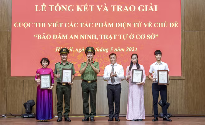 Ban Tổ chức chụp ảnh lưu niệm cùng các tác giả, nhóm tác giả đoạt giải Nhất Ban Tổ chức chụp ảnh lưu niệm cùng các tác giả, nhóm tác giả đoạt giải Nhất