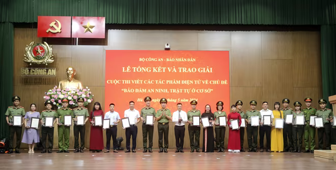 Ban Tổ chức chụp ảnh lưu niệm cùng các tác giả, nhóm tác giả đoạt giải Khuyến khích Ban Tổ chức chụp ảnh lưu niệm cùng các tác giả, nhóm tác giả đoạt giải Khuyến khích