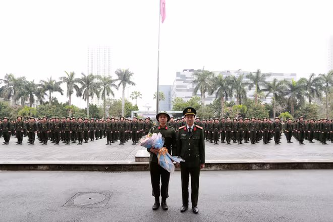 Thượng tá Hoàng Đại Nghĩa, Phó Cục trưởng Cục Đào tạo, Bộ Công an tặng hoa chiến sĩ nghĩa vụ