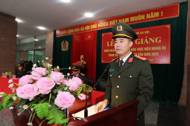 Đại tá Nguyễn Ngọc Quyền, Phó Giám đốc CATP Hà Nội phát biểu tại buổi lễ