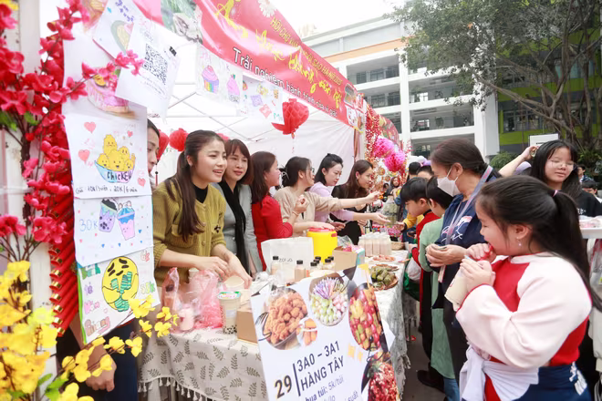 Các bậc phụ huynh cùng các con học sinh trực tiếp vận hành gian hàng