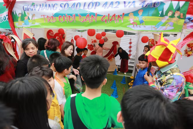 Các gian hàng đã mang đến những trải nghiệm thú vị ngày xuân cho các con học sinh