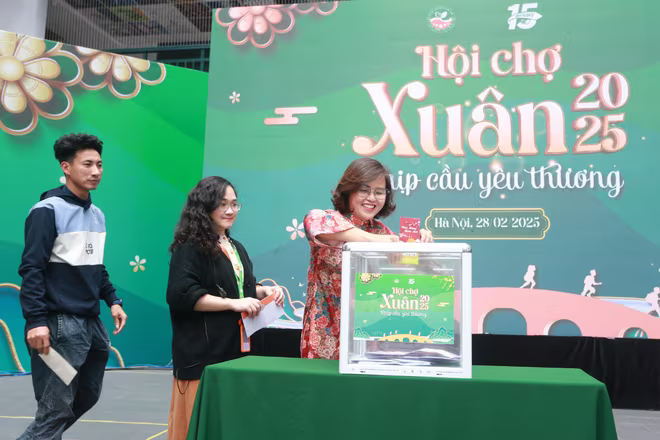 Tập thể cán bộ giáo viên, nhân viên quyên góp gây quỹ từ thiện