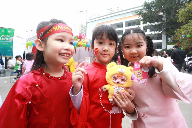 Các em học sinh thích thú trải nghiệm khi bán hàng xung quanh sân trường