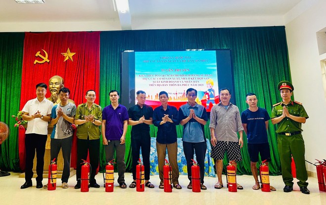 60 bình chữa cháy được trao tặng cho các hộ dân và cơ sở kinh doanh trên địa bàn