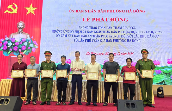 Các tập thể, cá nhân có thành tích xuất sắc trong tham gia chữa cháy, cứu nạn cứu hộ tại vụ cháy nhà dân số 67 Nguyễn Viết Xuân nhận giấy khen của UBND phường Hà Đông