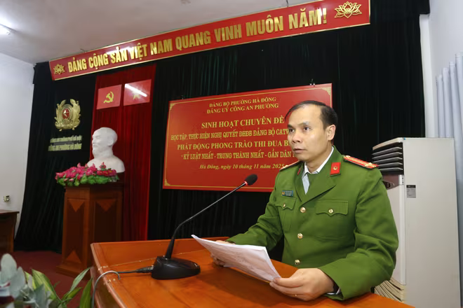 Trung tá Phạm Văn Trọng, Bí thư Đảng ủy, Trưởng Công an phường Hà Đông phát biểu tại Hội nghị