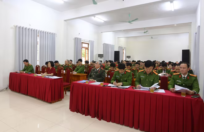 Buổi sinh hoạt chuyên đề và phát động thi đua có sự tham dự đông đảo cán bộ, chiến sĩ Công an phường Hà Đông