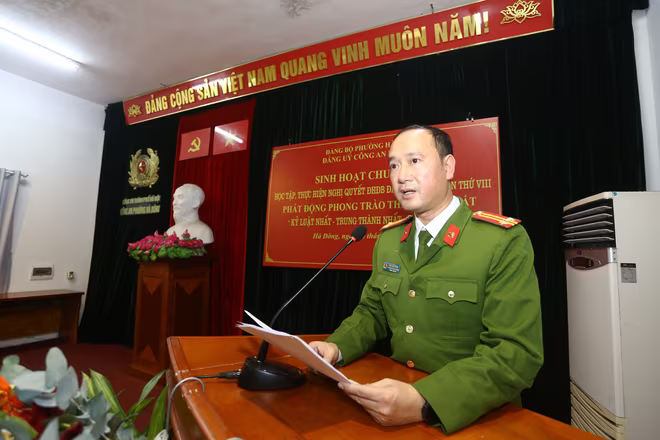 Trung tá Chu Anh Tuấn, Phó Bí thư Đảng ủy, Phó trưởng Công an phường Hà Đông phát động phong trào thi đua