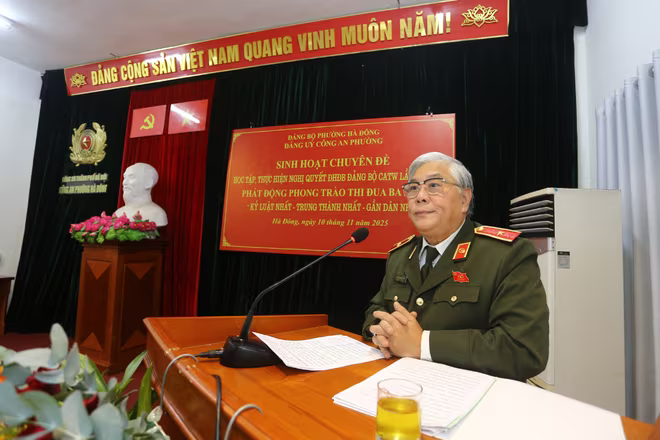 Thiếu tướng, PGS. TS Nguyễn Bình Ban báo cáo tại Hội nghị