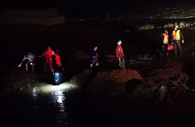 Các chiến sĩ mở lối an toàn giữa đêm lũ