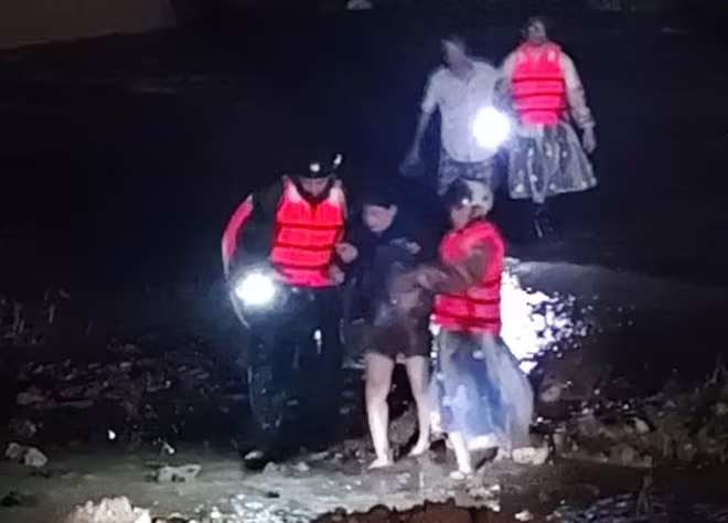 Hình ảnh người chiến sĩ công an là điểm tựa vững chắc bảo vệ cuộc sống bình yên của người dân