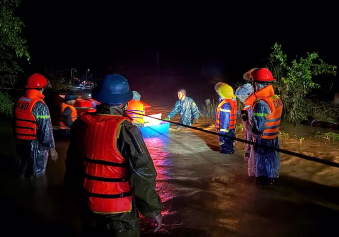 Các chiến sĩ Công an tỉnh Đắk Lắk khẩn trương tiến vào vùng lũ trong đêm 18-11