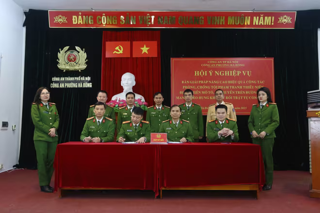 Công an 8 phường ký cam kết, khẳng định quyết tâm không để hình thành điểm nóng về đua xe trái phép, không để xảy ra tình trạng phức tạp về thanh thiếu niên vi phạm pháp luật, gây rối trật tự công cộng