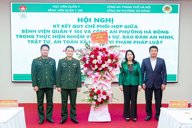 Đại diện chính quyền phường Hà Đông tặng hoa chúc mừng