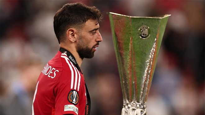 8. Bruno Fernandes (MU). Đội trưởng Quỷ đỏ có mùa giải chói sáng với 7 bàn thắng và 4 kiến tạo, đồng Vua phá lưới cùng Ayoub El Kaabi (Olympiacos) và Kasper Høgh (Bodo/Glimt). Anh là mắt xích sáng tạo quan trọng bậc nhất của MU tại Europa League.
